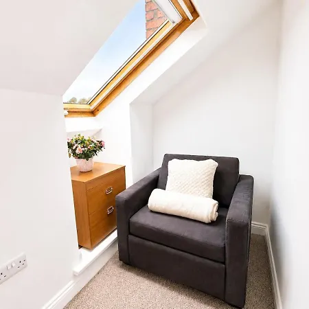 Spacious Family Sleeps 8 Gloucester Rd Apartment *