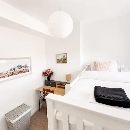 Spacious Family Sleeps 8 Gloucester Rd Apartment