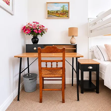 Apartment Spacious Family Sleeps 8 Gloucester Rd