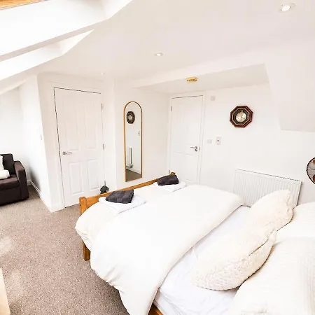 Spacious Family Sleeps 8 Gloucester Rd Apartment *