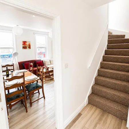 Spacious Family Sleeps 8 Gloucester Rd Apartment