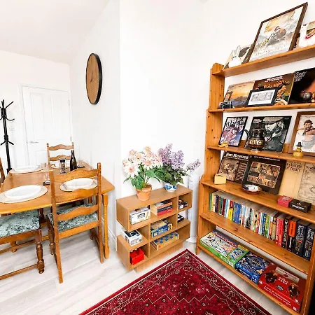 Apartment Spacious Family Sleeps 8 Gloucester Rd *