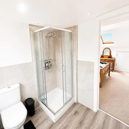 Spacious Family Sleeps 8 Gloucester Rd Apartment Bristol