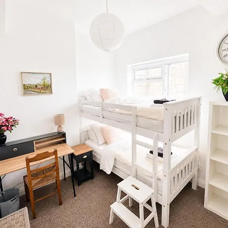 Spacious Family Sleeps 8 Gloucester Rd Apartment